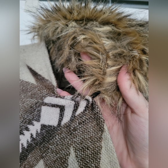 Cape / Poncho with Faux Fur Neckline Trim - Picture 8 of 8